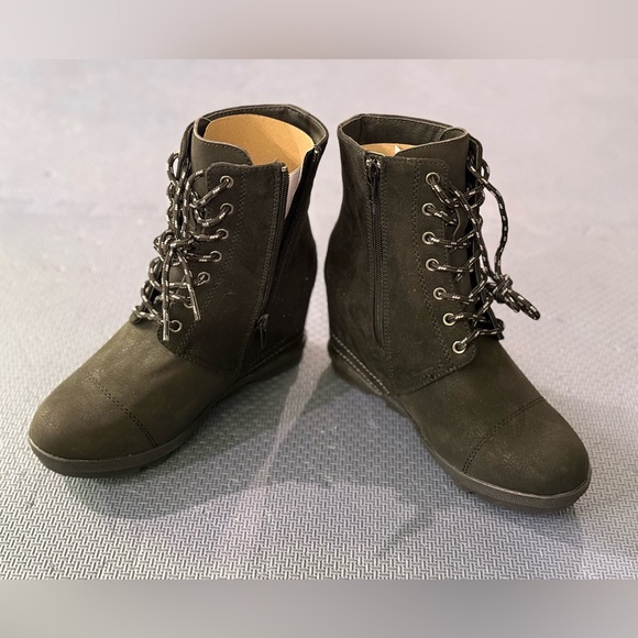 NWOB Serra Black Wedge Booties Sz 7 - Picture 2 of 7